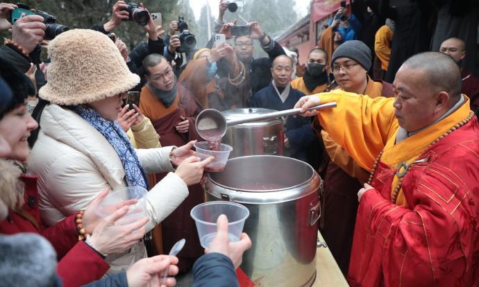 从今年的腊八节以后，少林寺前方丈释永信永远不会亲自为信众们舍腊八粥了。过去，每当