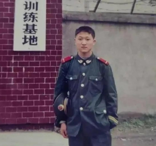 2006年，一辆开往湖北的汽车上，两名被绑架的女孩向一位武警眼神求救，未曾想，那