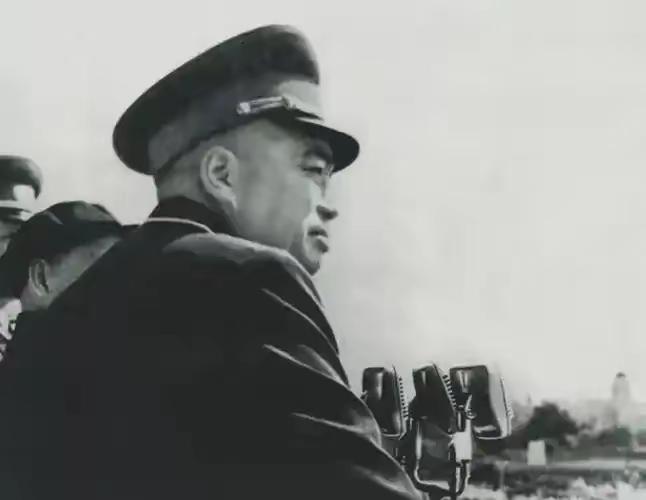 1948年，彭德怀的西北野战军刚拿下宝鸡，谁知，马家军的骑兵像疯了一样扑过来。更