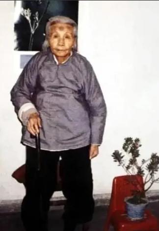 1992年，88岁的老奶奶对孙子说：“我死后，记得好好保存我的遗体，将来会有好事