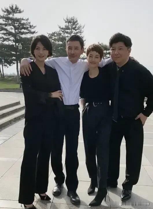 这张4位演员的同框中，我认出了中间的田小洁和马伊琍，说实话马伊琍的短发造型，真的