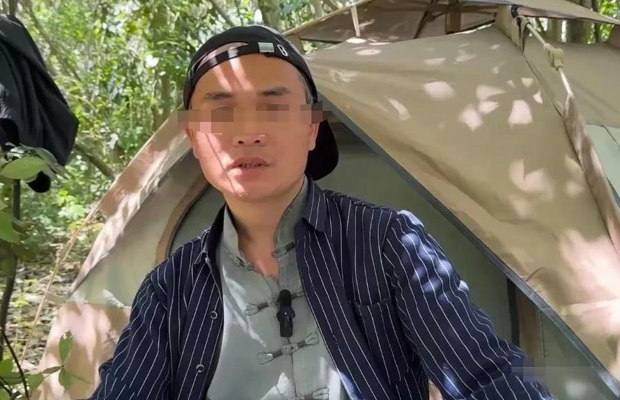 这是一名广西小伙，在上海当快递小哥，两年多了，晚上都是住在野外的帐篷里。这位小