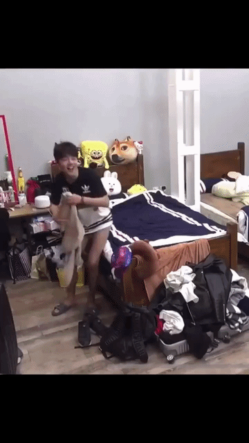 肖战那会绝对没想到自己以后会大红大紫！这也太放飞自我了，原来肖战内心深处也是个抽