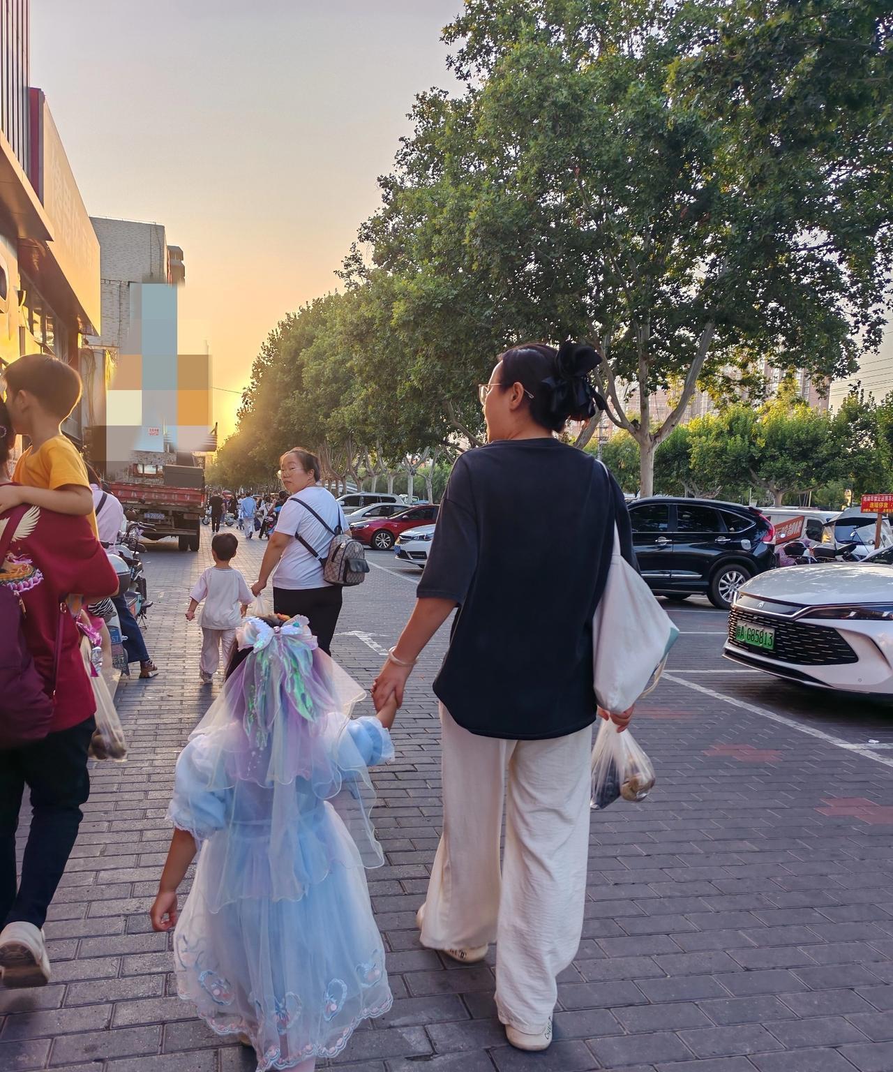 男女真不是跟谁生活都一样。我有个邻居小王兄弟长相普通，以前在华为上班，收入很高