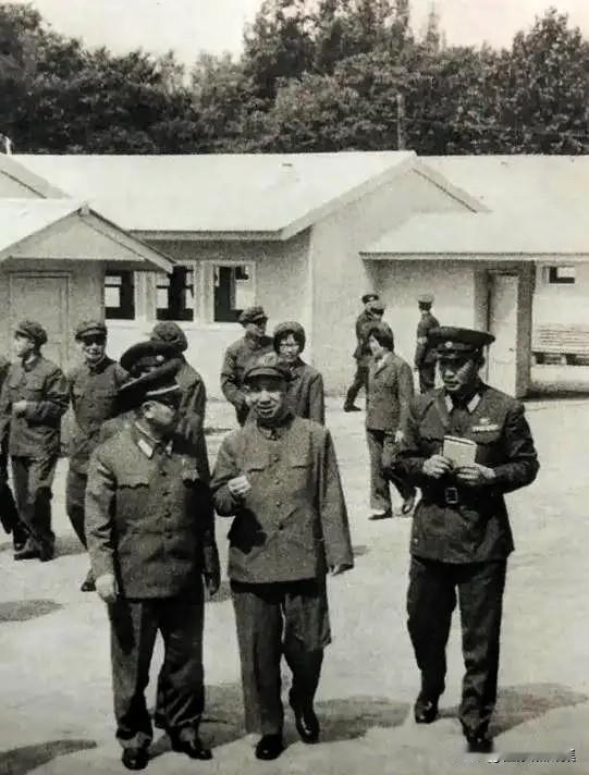 1978年8月18日至9月1日，粟裕大将作为团长，武汉军区司令员杨得志将军作为副