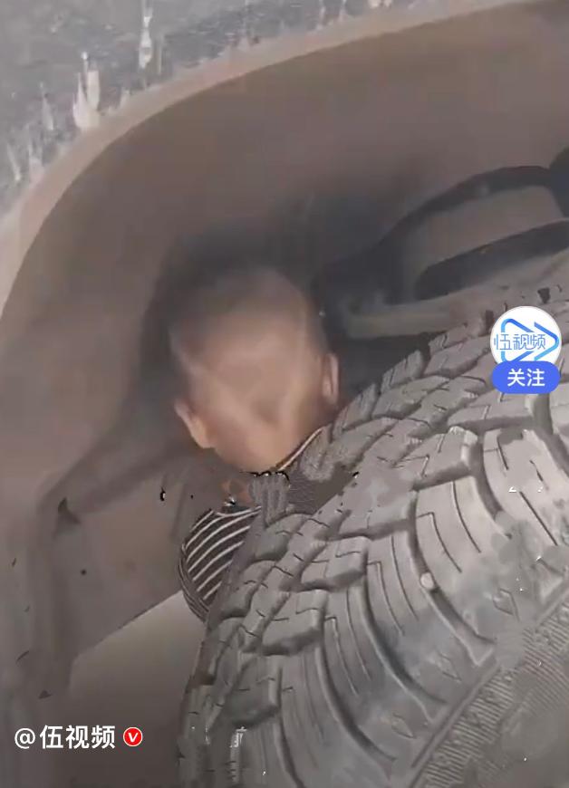 近日，云南昭通一个1岁的小男孩，和小堂哥在院子里玩耍，大人忙着在屋里做家务，不一