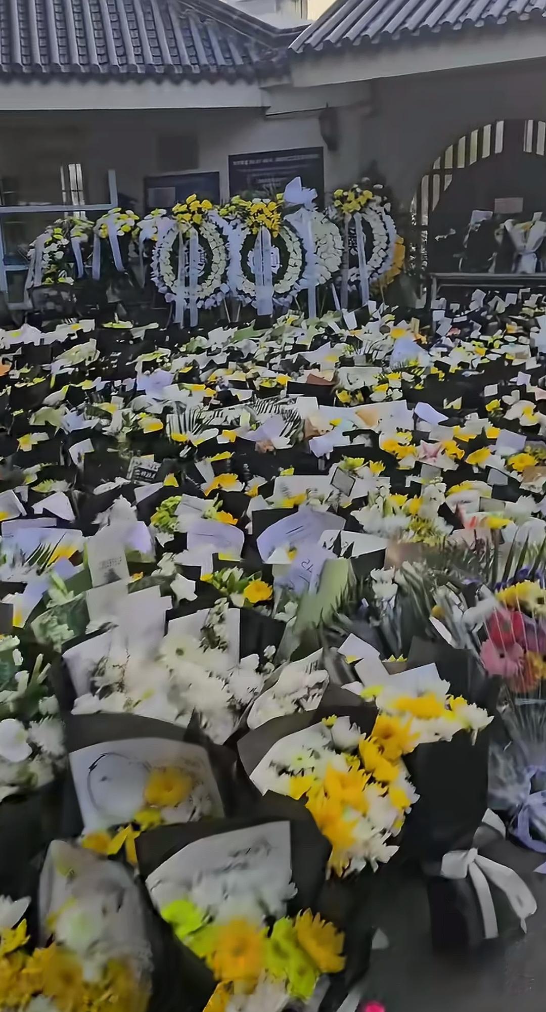 张雪峰追悼会的殡仪馆，人山人海！这个地方很熟悉，在木东公路边上，靠近凤凰山公墓