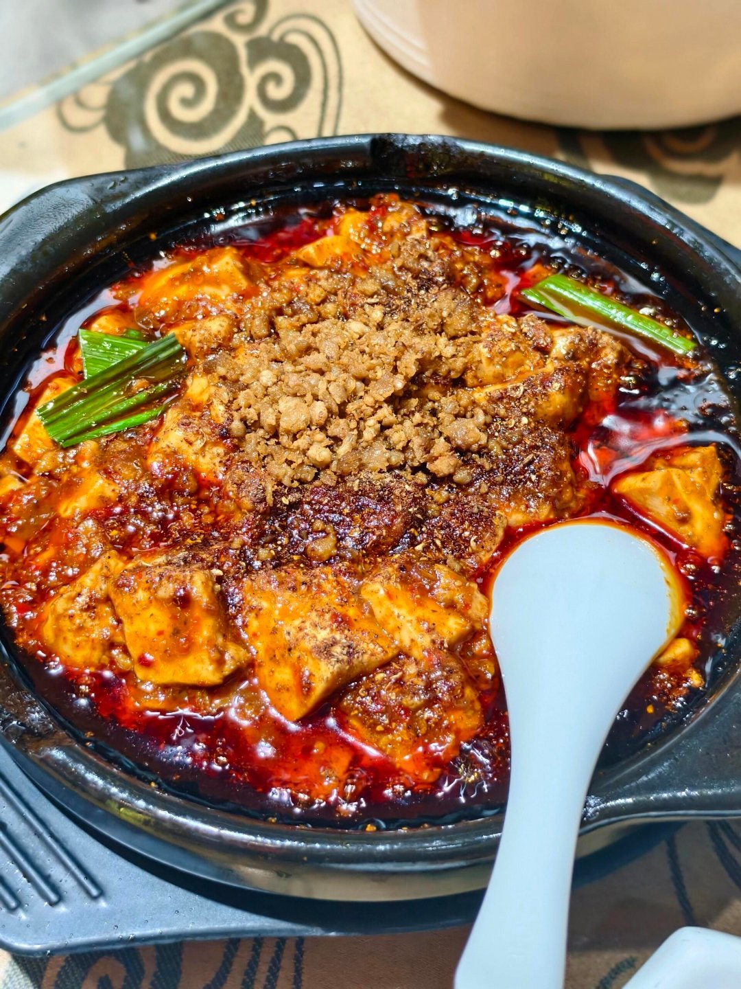 地方美食🍲🌶️一口穿越百年！麻婆豆腐的香辣传奇🕰️起源故事：小馆逆袭，