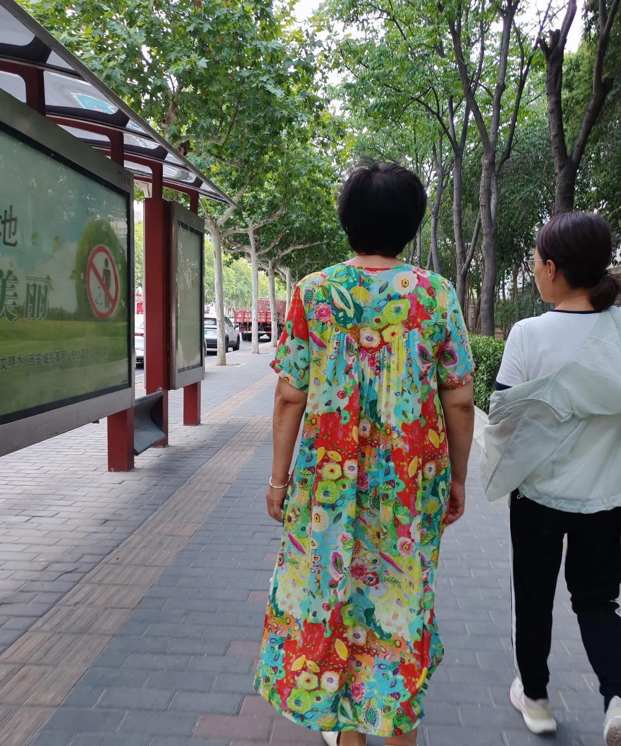 棉绸是一种神奇的存在这是我邻居阿姨，每年夏天她的标配就是一双拖鞋，一条花裙子再