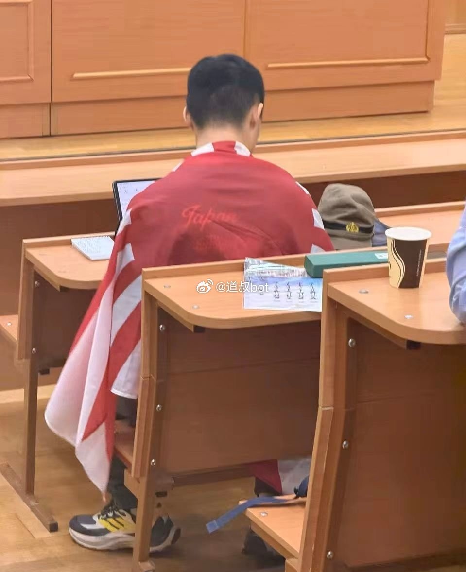 自称南京人，俄罗斯大学课堂上身披鬼子军旗！​