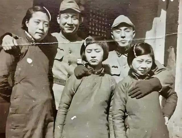 1939年山东兖州,日军攻占后强拉三名中国女子合影粉饰“和善”,轻薄动作与女子屈