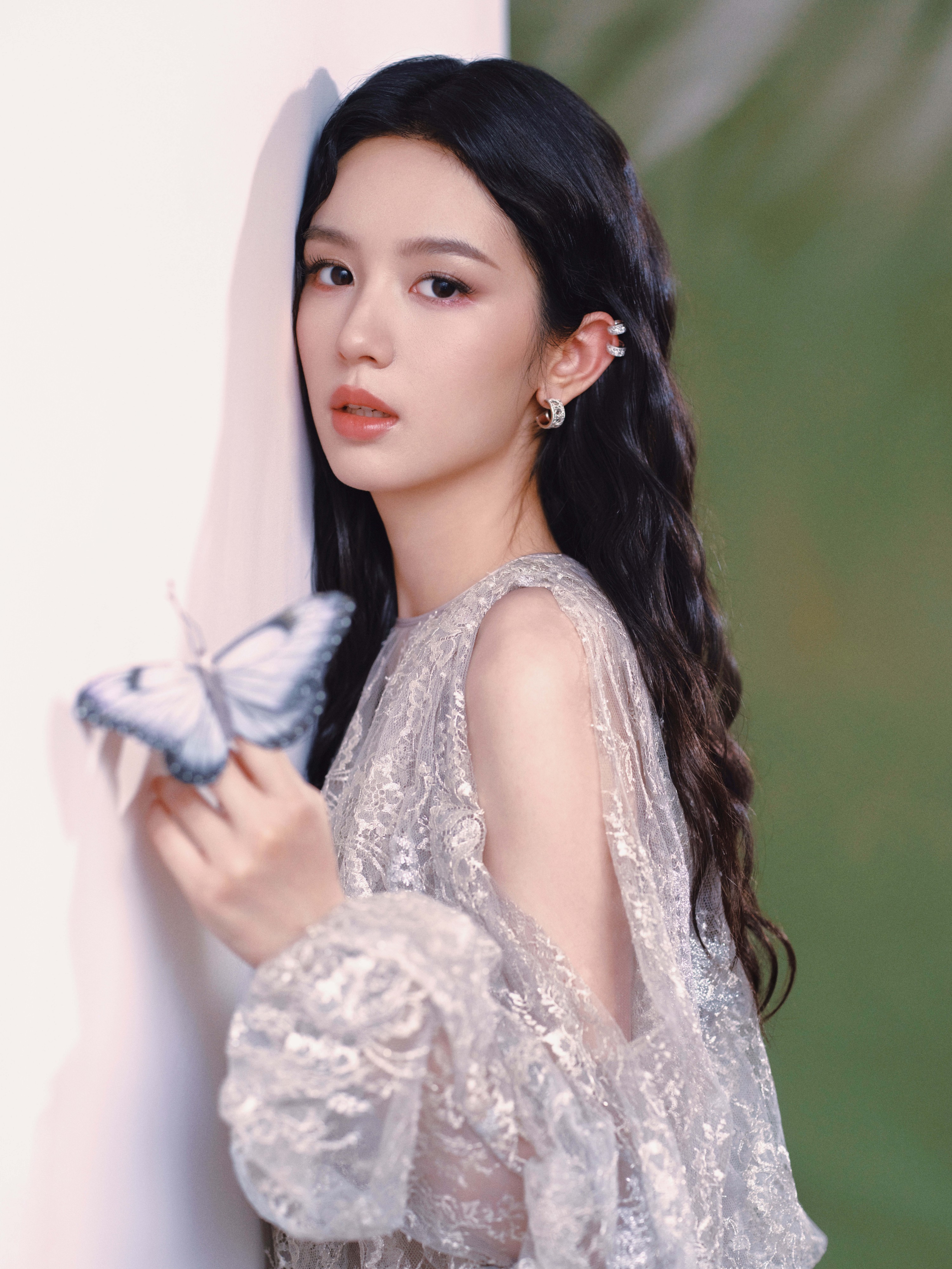 周也身穿Dior2026春夏系列裸色蕾丝刺绣纱裙出席电影《穿普拉达的女王2》中