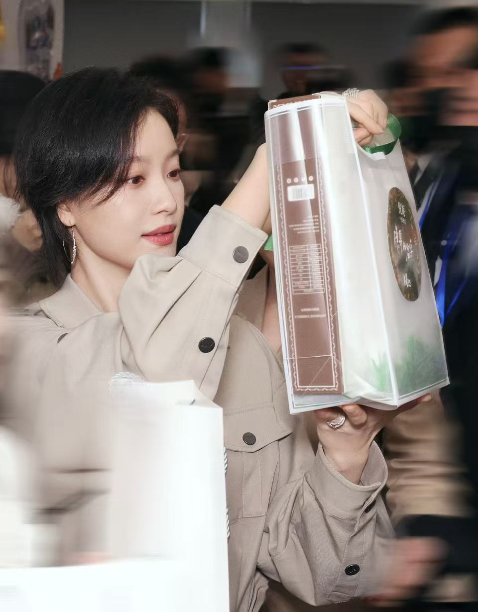 倪妮穿得好A笑得好甜倪妮扫楼突袭工位，本人真的比镜头里还好看！干练优雅的造型配上