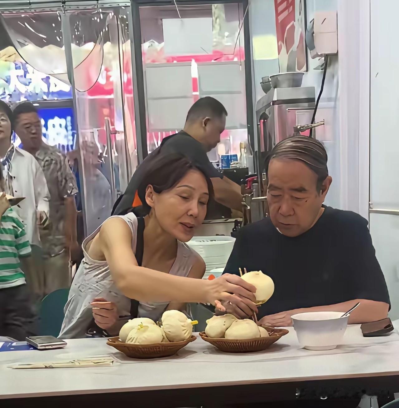老贾的食量还是相当惊人的，四五个包子不在话下，能吃能干[赞][赞][赞]