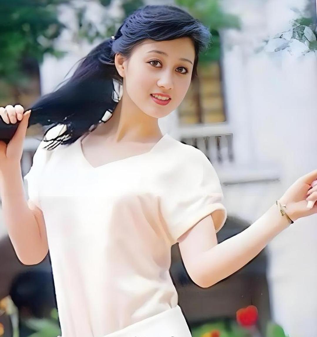 利智的魅力在于性感，身材曼妙，凹凸有致。五官倒不是很精致却非常吸引人的那种。