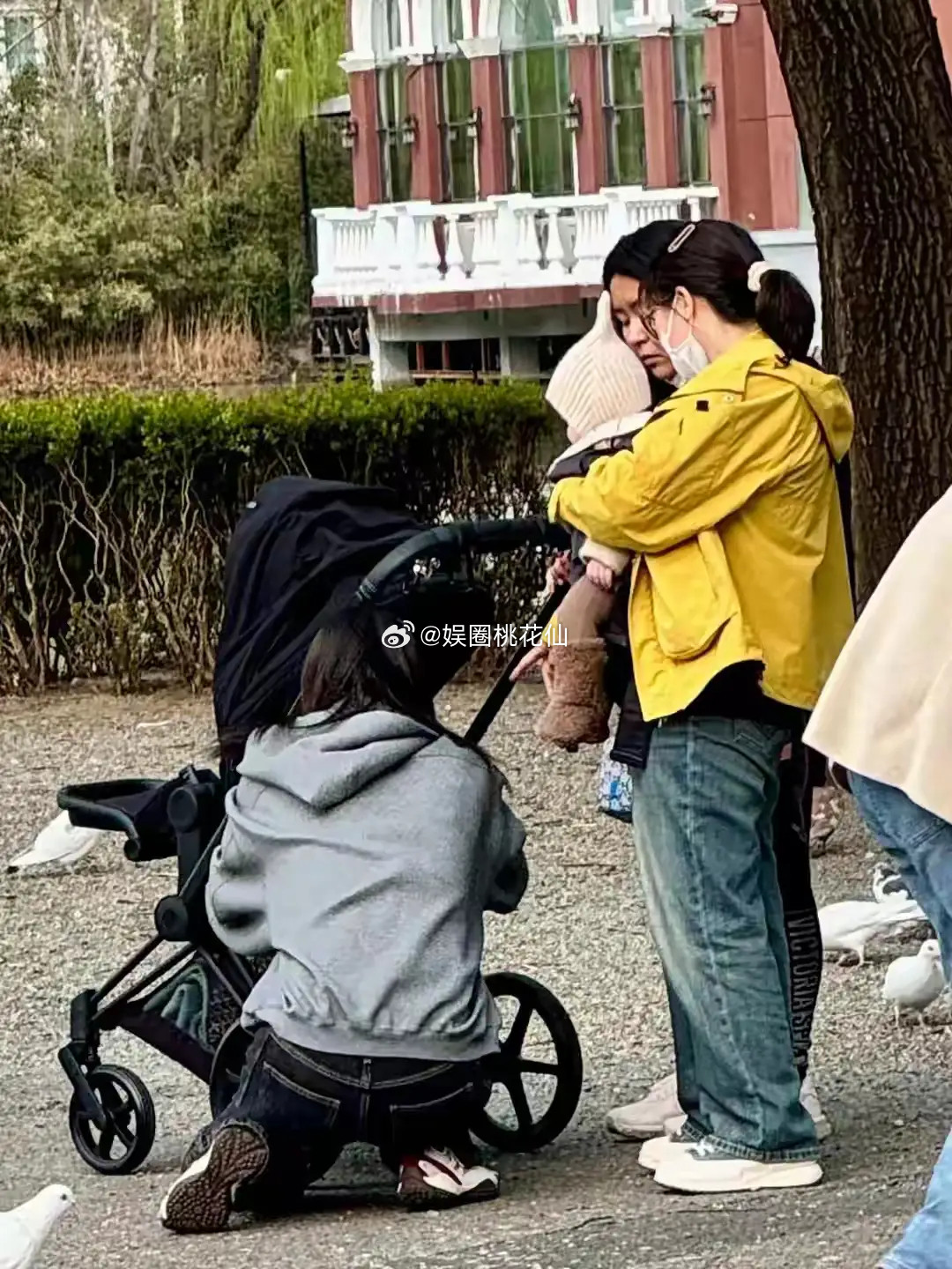 何穗带着7个月的儿子逛公园，和新手妈妈都差不多穿着很朴素宽松的，个子是真的很高，