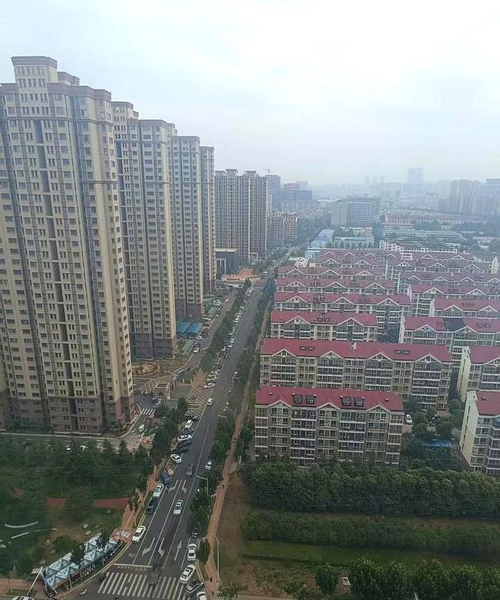 昨天，受一女同事的邀请，办公室五六个人一块，骑车去参观她结婚时刚买的新家。这姑