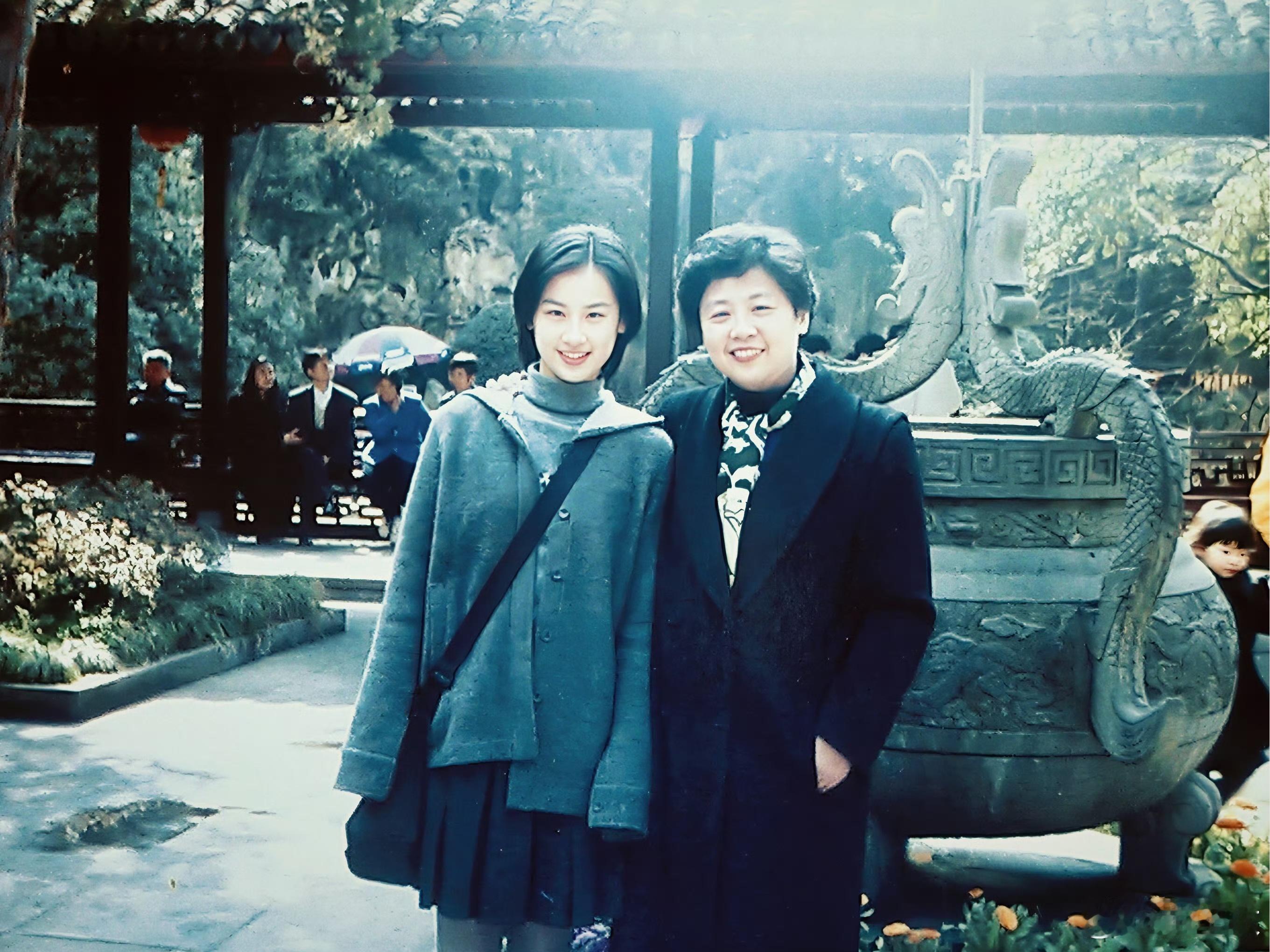 黄圣依发15岁与妈妈的合影黄圣依今日官宣加盟是女儿是妈妈，与妈妈共同开启一场游学