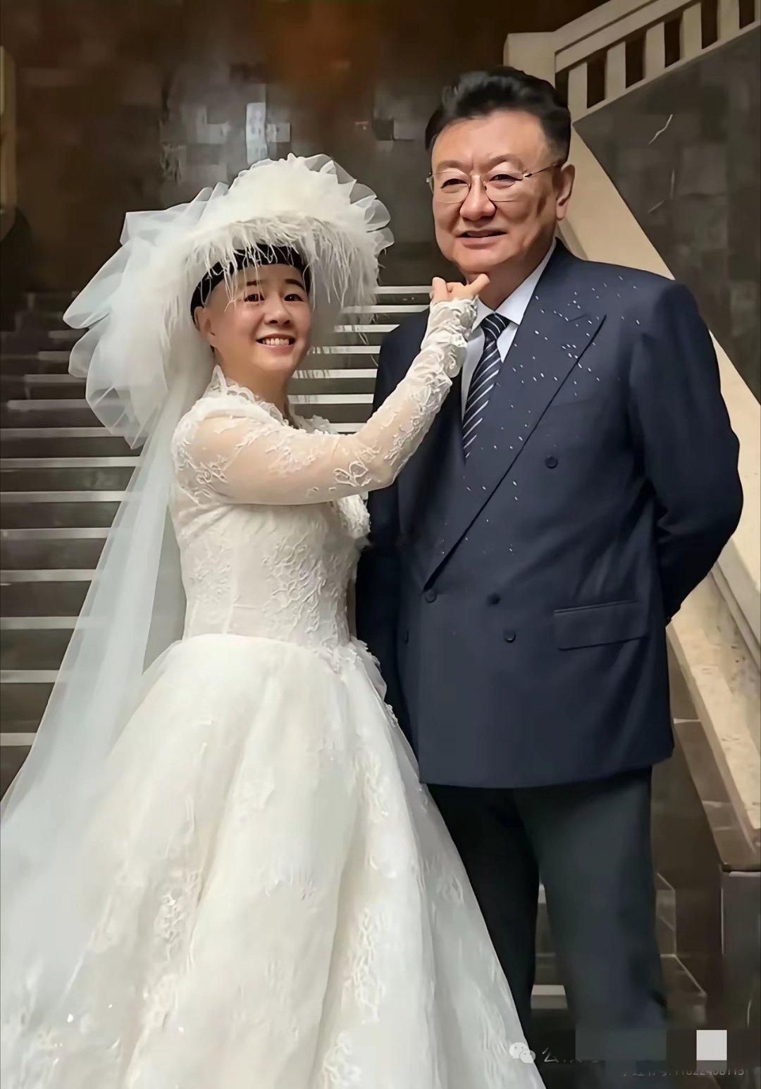 金龟子这发型真难看呀！谁看几十年会真喜欢？太不考虑丈夫的感觉了！​​​