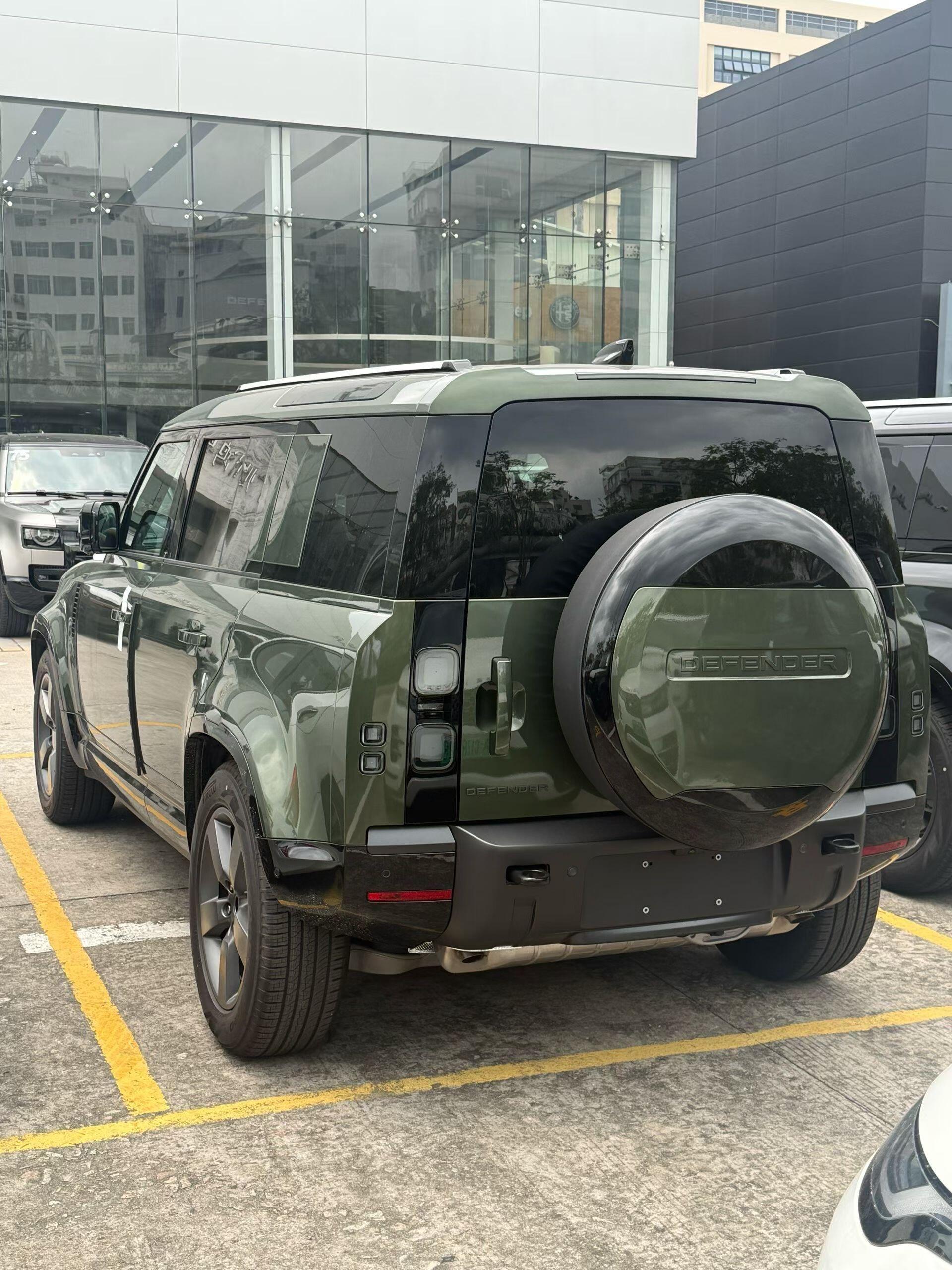 2026款卫士出了很多新颜色：塞多纳红卫士牧野绿卫士陨石黑卫士这个牧野绿挺好看呢