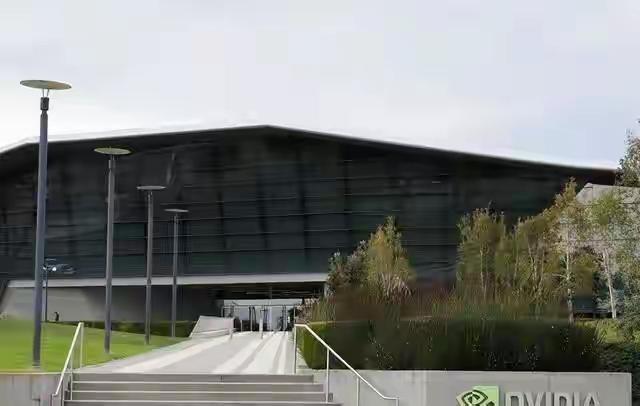 2026年初科技圈都在热议2025财年企业成绩。苹果净利润约1120亿美元（超7