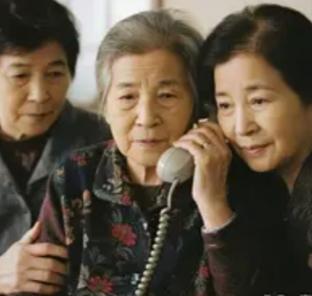 2个儿子分完960万补偿款，女儿：妈，这家养老院离大哥二哥家不远饭桌上的空