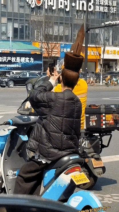 这姐们儿的盘头，绝了！谁说盘头是大姨专属？看看这位小姐姐，直接在头顶搞了个“