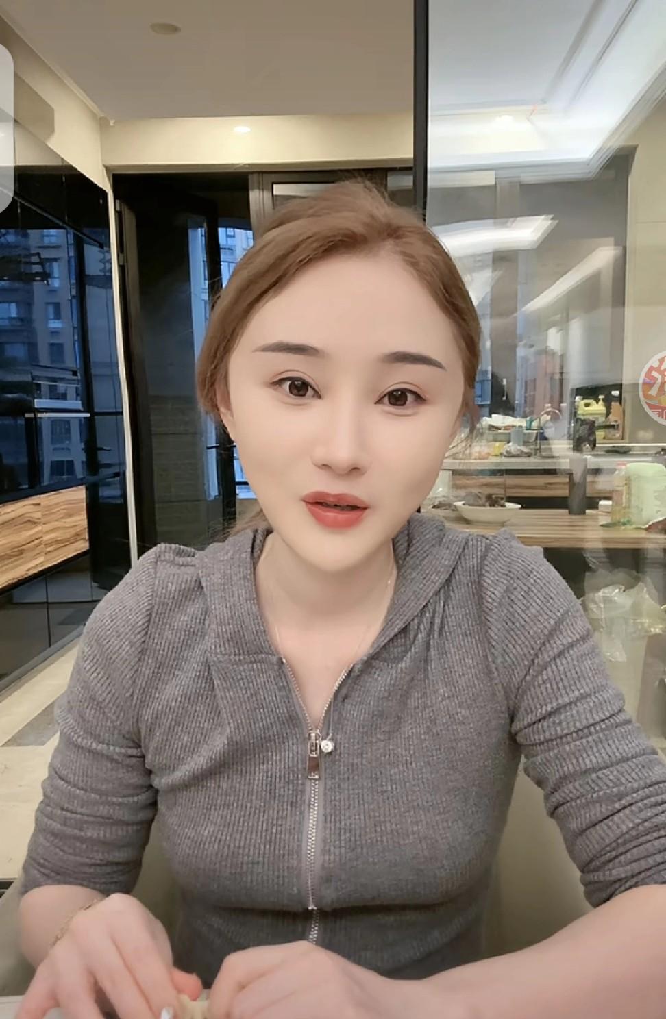 洋洋洋喊话永远不会给沈曼道歉，并回应大号不播原因，因为是人多说话听不清，开颅后，