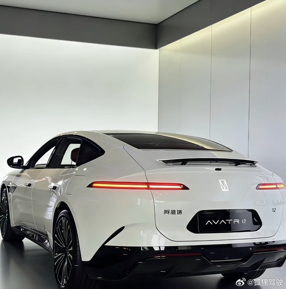 阿维塔12｜把「极简高级」刻进DNA里✨谁懂啊！这台白外阿维塔12在极简展厅里，
