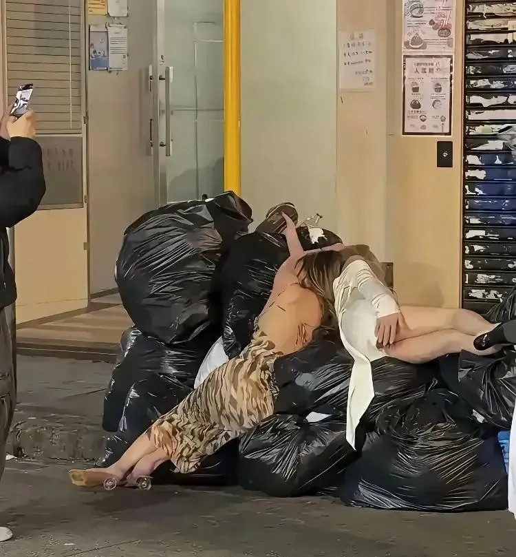 她们已经不知道这是垃圾堆了嘛