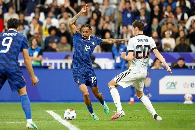 法国媒体Maxifoot给巴尔科拉在对阵比利时一役的表现打了3.5/10分，称他