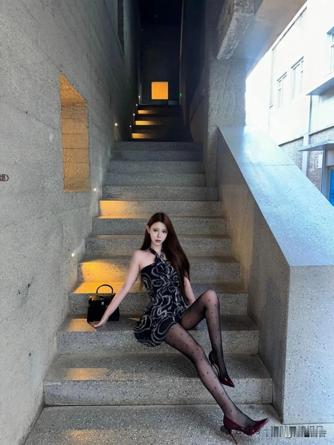 颜值很一般，但该说不说这身衣服搭配是真好看，尤其是这超级大长腿超美！