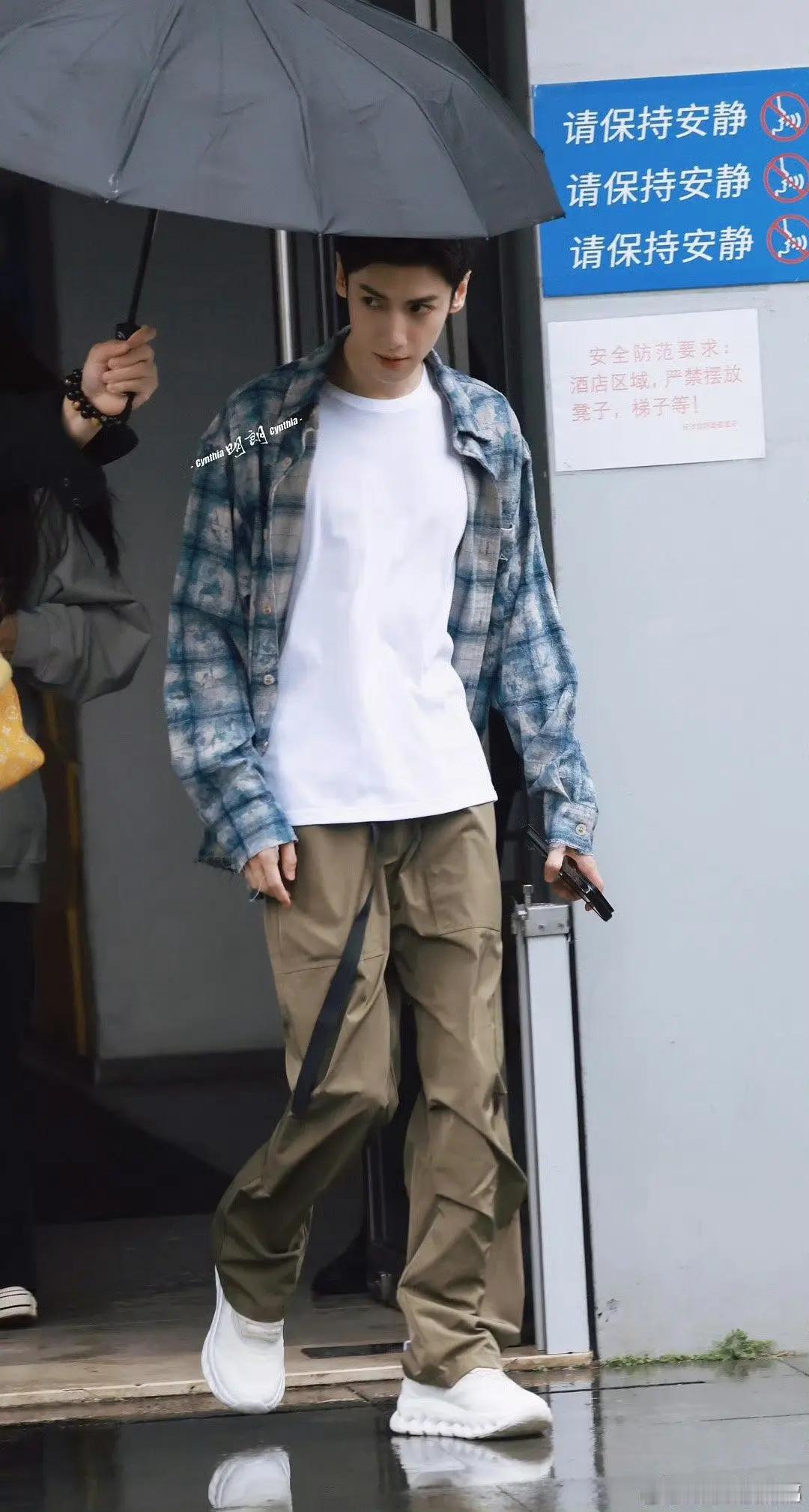 好清爽，好久没见罗云熙这么素过​​​