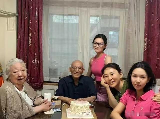 91岁游本昌家人合照，当两个孙女站一起，才明白什么叫顶级骨相。游本昌老爷子走