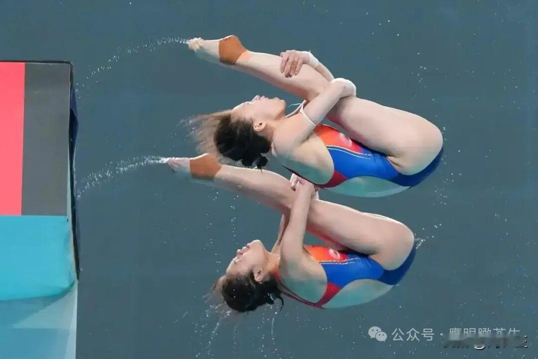 中国队陈芋汐/卢为夺得跳水世界杯总决赛女子双人10米台冠军。漂亮！看她们脚跟上都