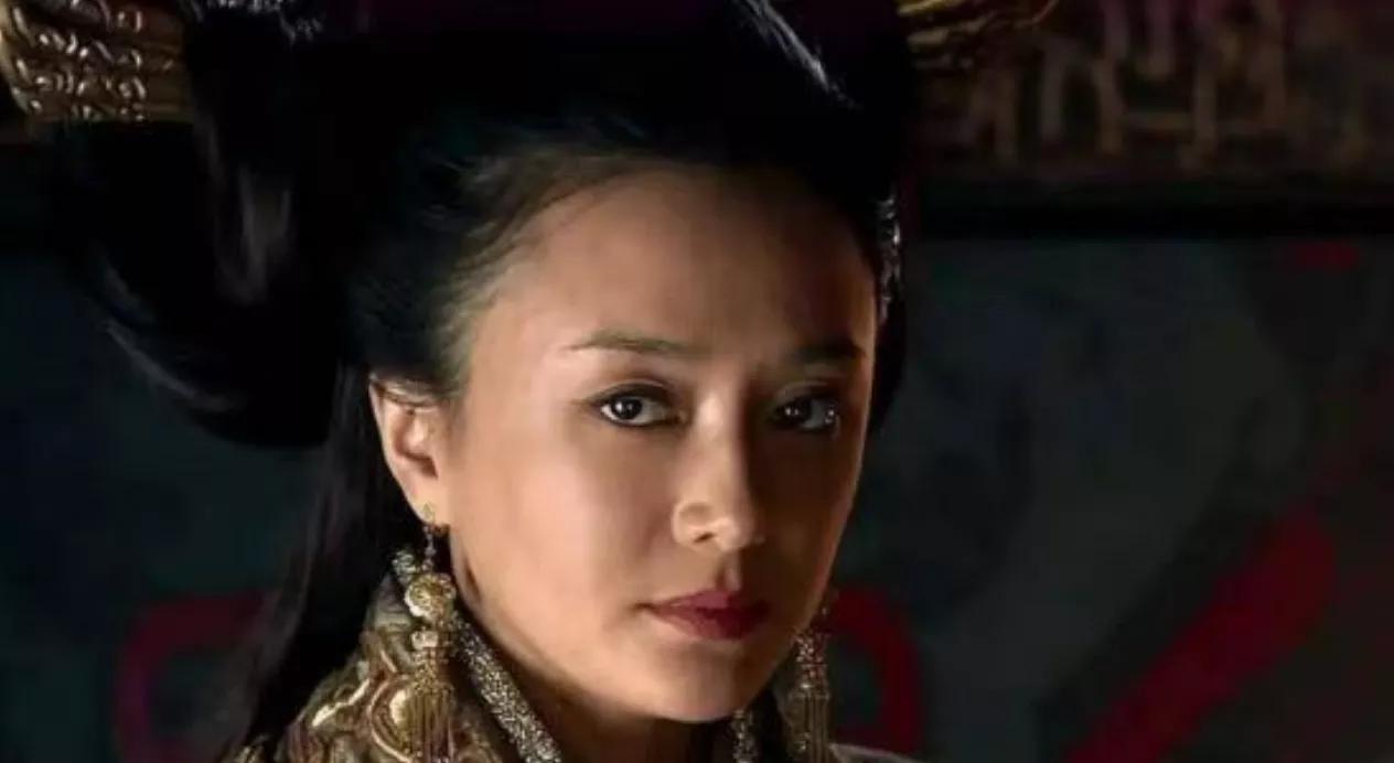 吕雉让一帮宫女用竹签刺死了韩信，灭三族。彭越在流放路上碰到吕雉，吕雉假装会帮他向
