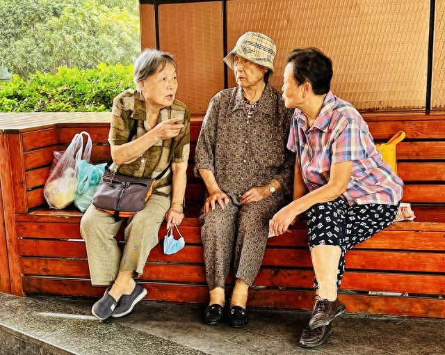 老了才明白: 兄弟姐妹过了65岁, 最好的处事方式, 就这“四个字”