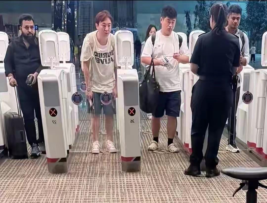 王思聪现身新加坡机场，染红发扫脸过安检未老先衰，他才37岁，一看就是不爱健身的人