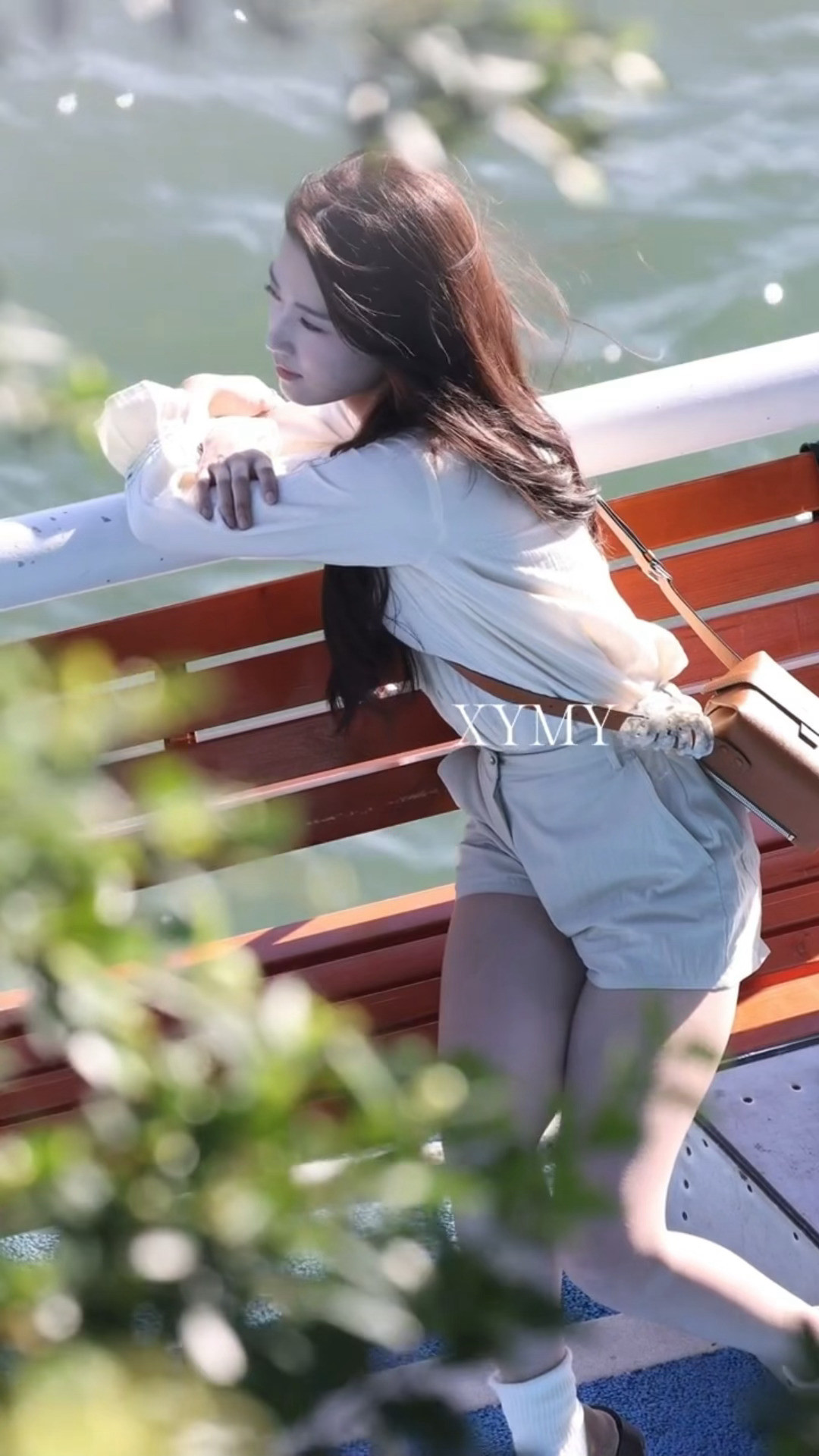 云厘女神我们想追你🥰卢昱晓海边长椅上吹风路透​​​