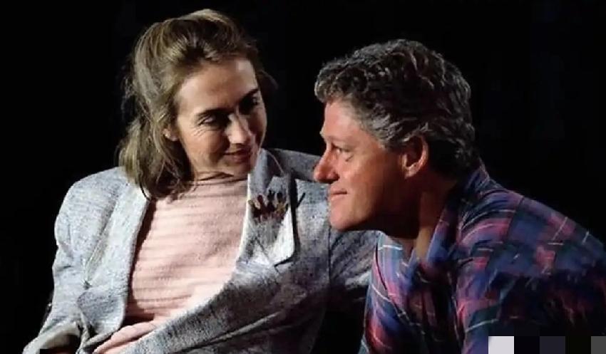 希拉里：比尔，关于被质询爱波斯坦案这事，你想怎么答复？克林顿：不认识，不知情，