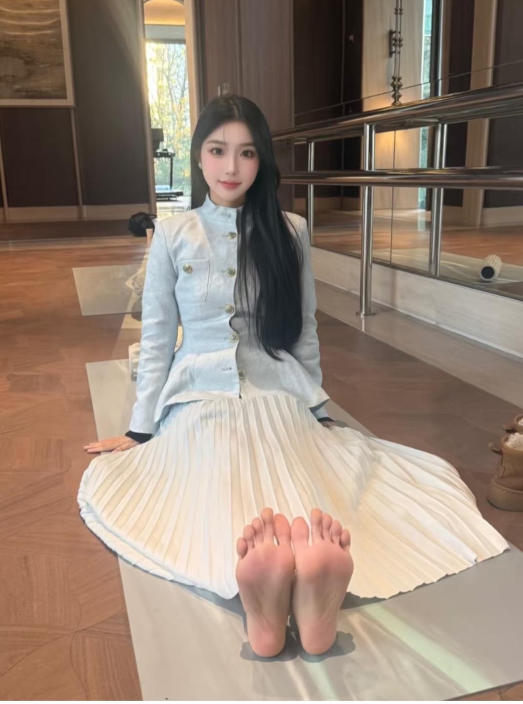 看我脚底红润健康吗？