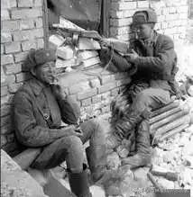 1943年，苏北伪军排长谷德培，搜剿时撞见困于厕所的新四军，抬手朝天连开三枪。这