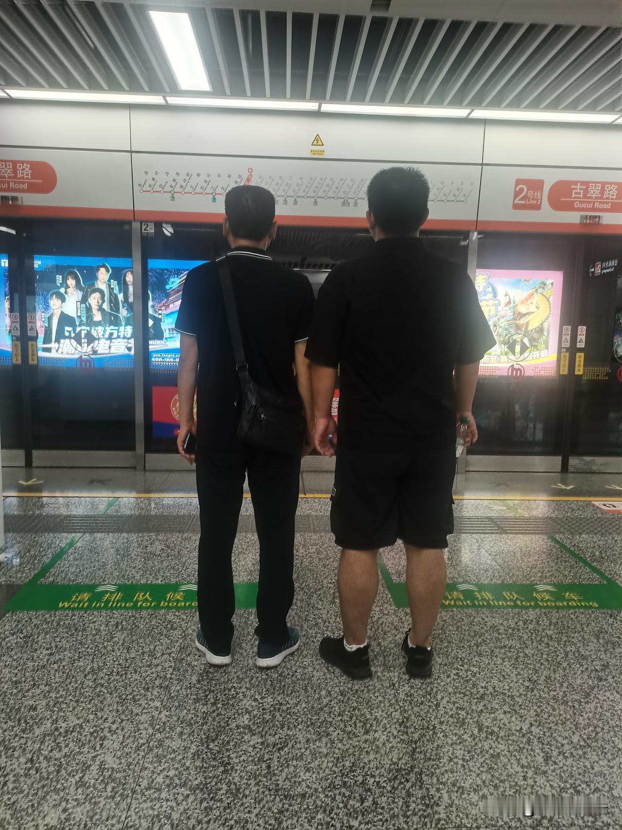 高考结束那一天，我告诉他，好吃好喝的日子结束了，开始减肥吧。他上大学时，每年放
