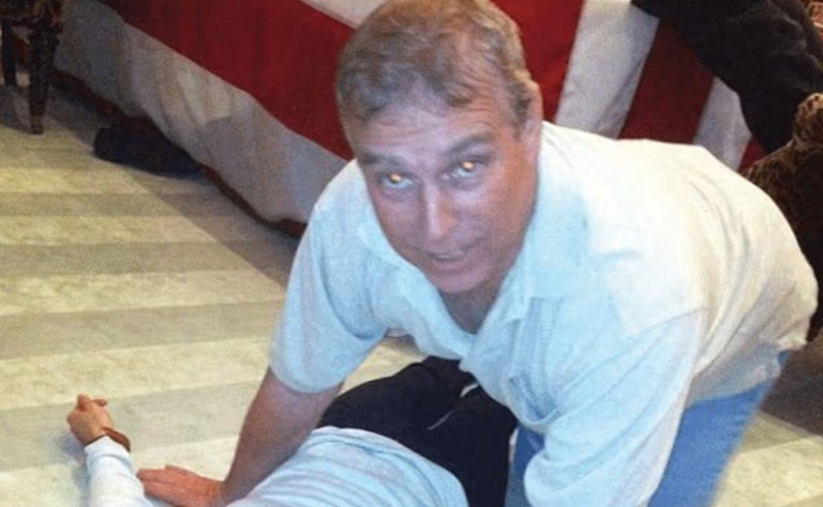 爱泼斯坦档案刚解密，照片里男的没打码，女的脸全糊了，到底算什么现场？《爱泼斯坦