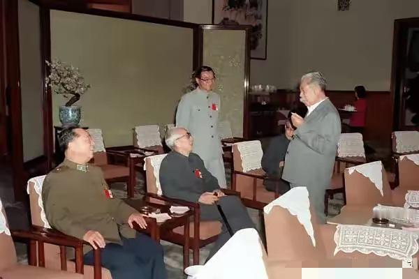 四位老前辈，在一起交谈的合影，但凡你认识一位，你就超级了不得，你一定是历史大神了