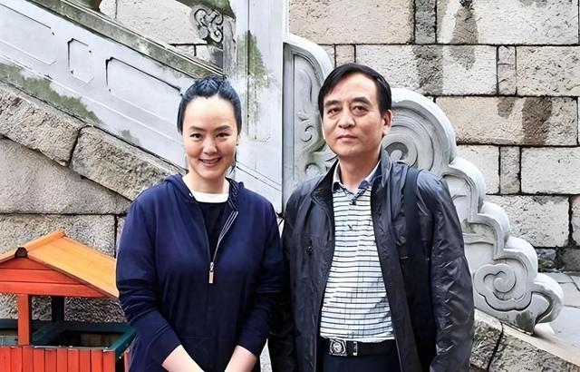 央视主持人孙小梅和丈夫出游合影，二人低调出行尽显朴实从容说起孙小梅的事业，