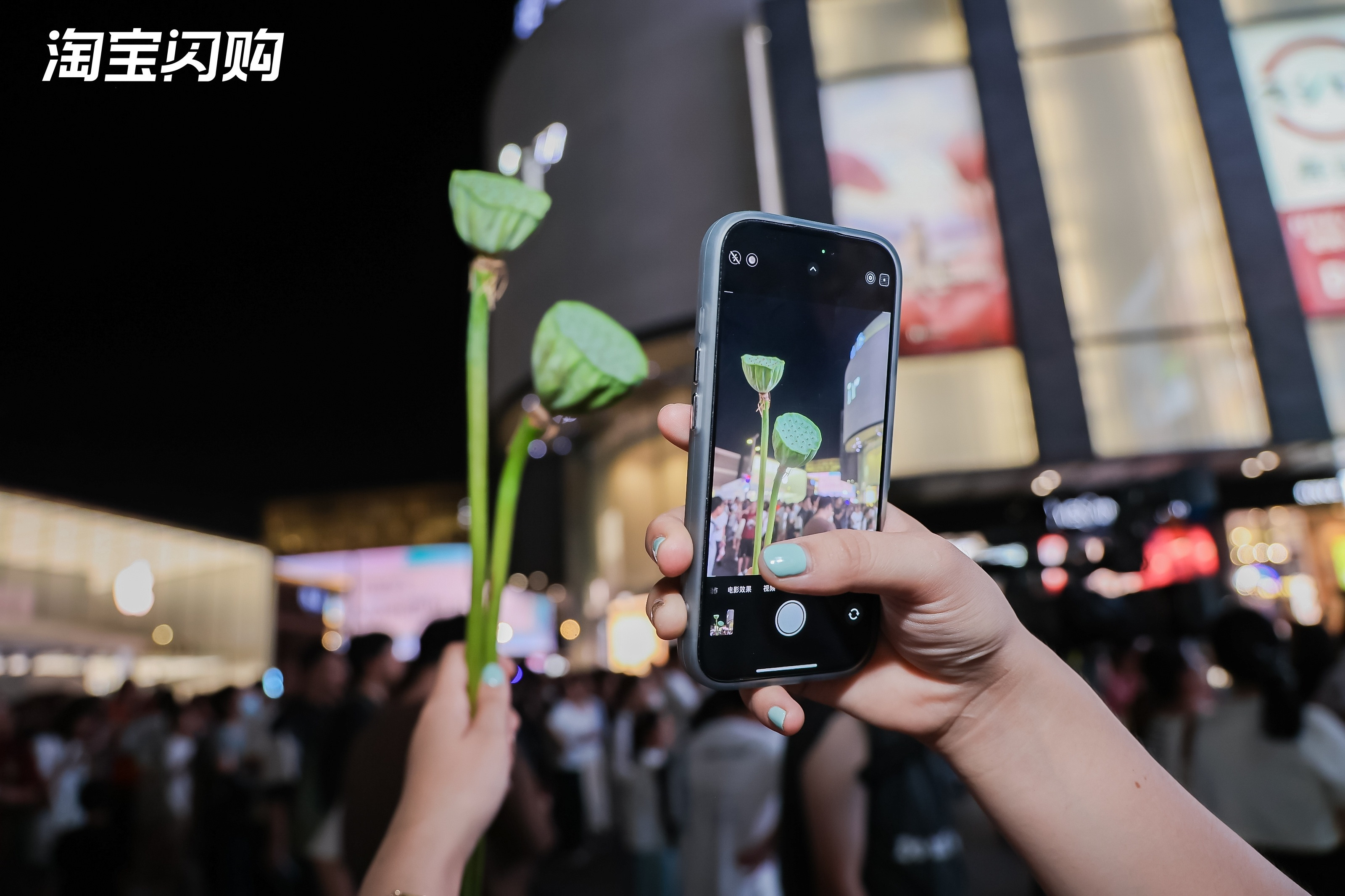 淘宝闪购把骑手升级成“城市骑士”，今天晚上还在杭州西湖举办了亮相仪式，和乐队一起