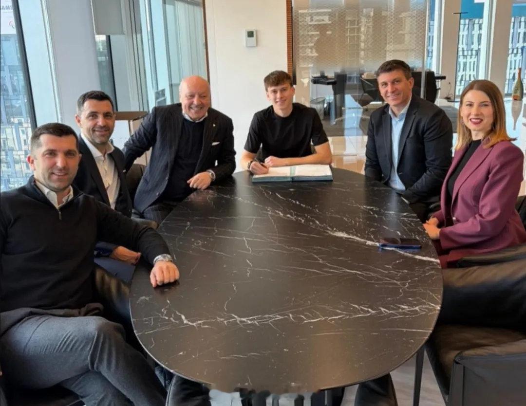 国米从萨格勒布迪纳摩签下了莱昂-亚基罗维奇。据悉这名18岁中卫的转会费为250万