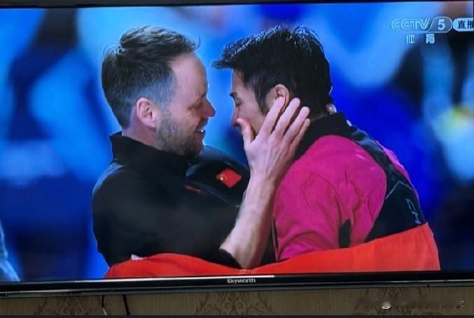 宁忠岩获奖后第一时间奔向外教，因为他知道外训对自己这枚金牌的重要性！1500速