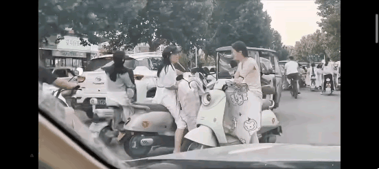 你知足吧如果是三个女人，能拉呱一天。[捂脸哭]
